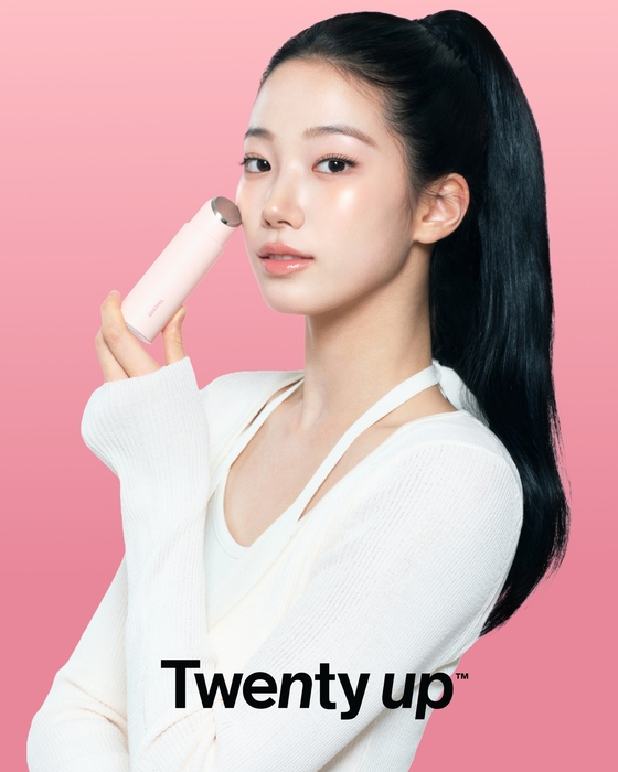 THOME Kazuha campaign for the Twenty up beauty device
